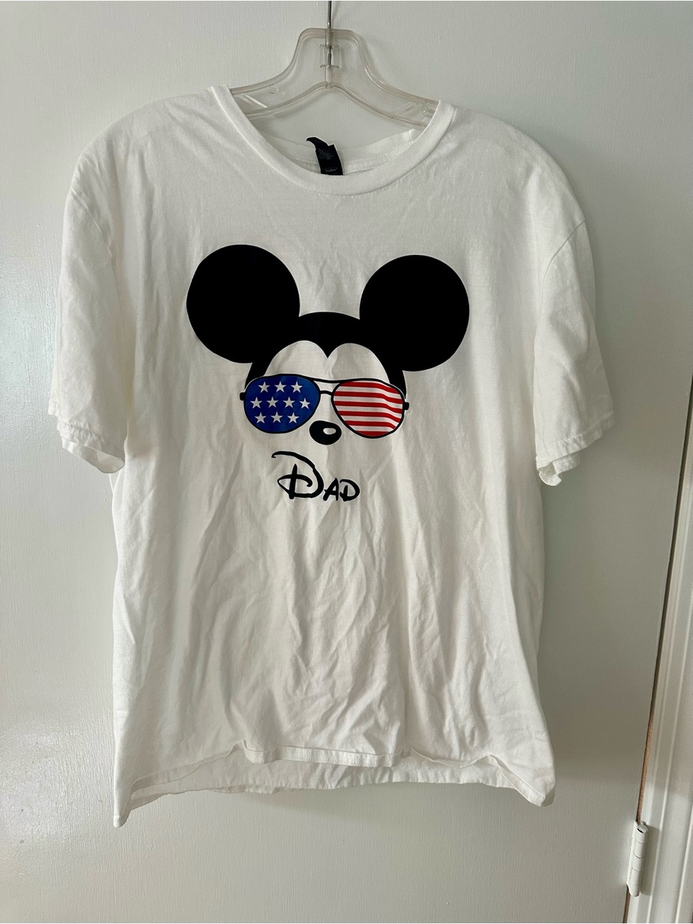 Gildan men’s Disney tshirt - Mickey wearing patriotic sunglasses, men’s size L
